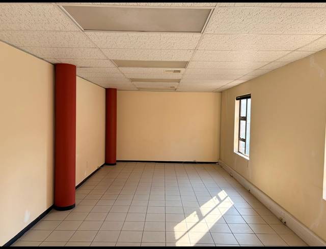 144M² OFFICE TO LET IN FOURWAYS
